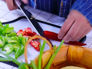 五花肉烧土豆,青红椒切滚刀块