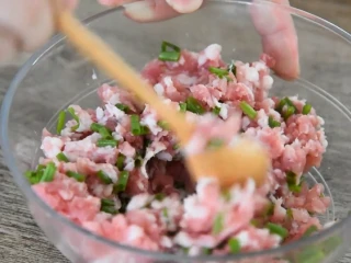 福清番薯丸这么经典的小吃你会做吗?,肉末撒入少许盐、葱拌匀