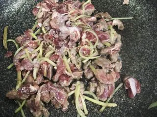 牛肉快手菜—姜丝牛肉,加少许料酒、盐、鸡精翻炒