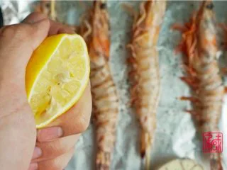 承味普罗旺斯迷迭香烤虾,半只柠檬的柠檬汁