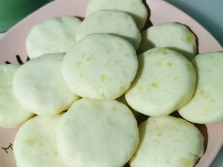 贵阳小吃洋芋粑,在接着捏成自己喜欢的大小