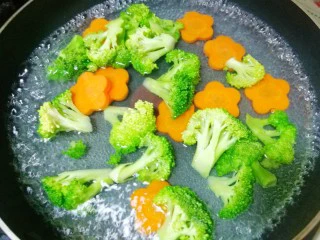 蜜汁香煎鸡胸肉,锅内烧开水加少许盐，把西兰花和胡萝卜放入锅中焯水，捞出控干水分。