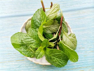 自制高颜值低卡水果茶,薄荷洗净。