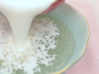 炎炎夏日，你一定要来一碗清凉又解暑的甜品！,将搅拌均匀的椰浆倒入西米里