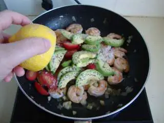 地中海风味小炒：番茄牛油果炒虾,加盐、黑胡椒碎、柠檬汁炒匀