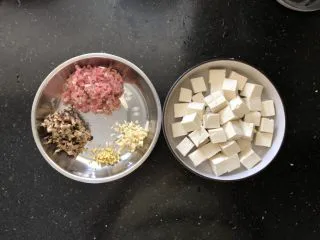 香菇肉末蒸豆腐,准备好所用的材料。