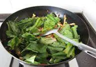 传统水煮牛肉,再下入油麦菜，煸炒至颜色翠绿