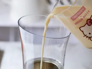 茶冻撞珍珠奶茶,将奶茶液倒入奶茶机中