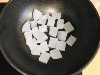 家乡小吃—焖子,不粘锅烧热后,倒入适量的油烧热,将凉粉码放进锅里