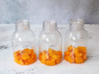 可以吸着喝的杨枝甘露,杯中先放入芒果丁