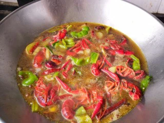 别为风情的龙虾,大概十五分钟之后 放入年糕。黄瓜。土豆。等你喜欢吃的配菜。再闷个十分钟 ，等龙虾冷却下来入味，青椒一定不能先放 要不然会改味的。。我喜欢吃黄瓜和年糕 好吃 最后放 要不然会老的额