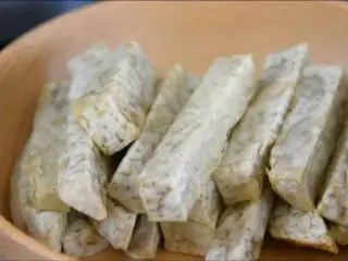 小吃甜点中的霸主，总是让人流连忘返！,炸好的芋头。