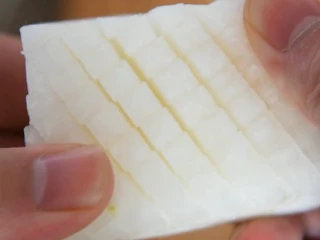 这样做的“红烧冬瓜”好吃入味，一招取胜！,冬瓜清水洗净后，表面切花刀