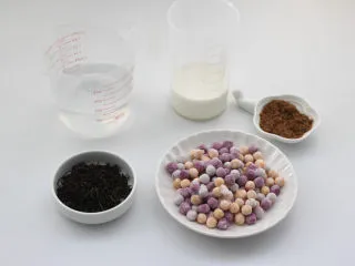 彩色芋圆奶茶,首先备齐所有的食材。
