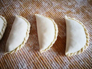 韭菜鸡蛋盒子,封口捏紧，再捏出花边，韭菜盒子就包好了， 