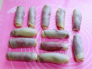 中式甜点～蜜豆桃花酥,依次做好所有的面团，盖上保鲜膜松弛15分钟。