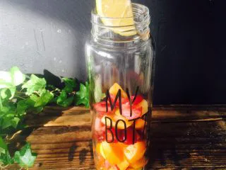 美丽的水果饮品,加一片柠檬