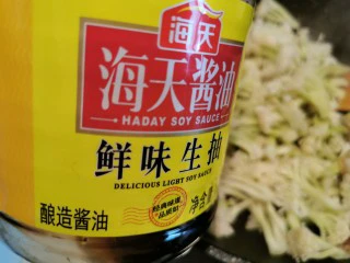 快手菜~干锅菜花,加入少许生抽