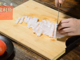 能吃下一盆米饭的------茄汁龙利鱼,龙利鱼解冻，切成小块备用