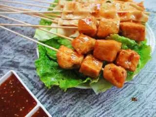 延吉小吃——沾串,蘸料的口感比较浓稠,轻轻一沾,蘸酱立马挂在串上了,吃起来味道香浓