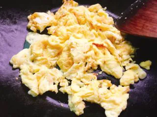 家常菜+丝瓜炒蛋,快速翻炒后淋入适量料酒，盛出备用
