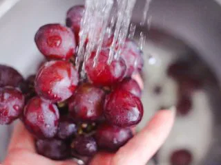 蓝莓葡萄甜汁,把葡萄先用淡盐水浸泡一会后,用自来水反复冲洗干净。