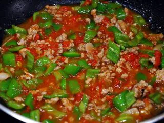 超下饭之红三剁,倒入炒好的肉末，加少许盐调味儿，炒匀即可出锅。