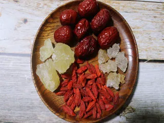 炎炎夏日养颜神器~枸杞红枣炖雪燕,持续饮用让你嫩爆天际,将枸杞,红枣(建议切片去核)洗净待用。