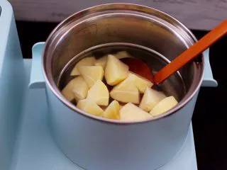 番茄牛肉炖土豆,加入切块的土豆。