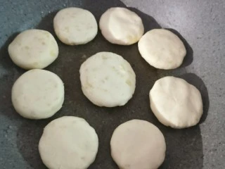 贵阳小吃洋芋粑,放入刚刚盘好的洋芋粑