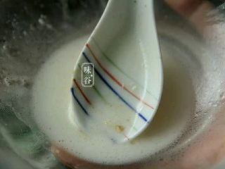 蚝油一口豆腐,准备好淀粉水（淀粉兑水）后倒入锅中翻炒。