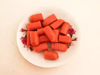 10分钟快手菜 肉粒多风味香肠炒俄式乳瓜,把5根小香肠都切好