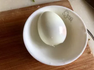 土豆的101种吃法➕火山肉末土豆泥,鸡蛋煮好或蒸好,剥皮备用