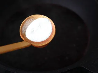 桑葚柠檬冻撞奶,重新倒入锅中,加入白凉粉搅拌均匀。