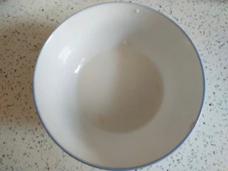 西红柿西葫芦炒肉片,小碗中放入适量淀粉，适量清水，调成淀粉汁