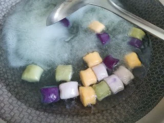 芒果芋圆西米露,水开下入芋圆煮至浮起