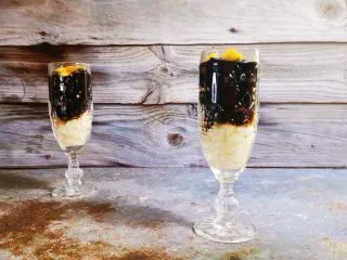 酒酿烧仙草水果杯,杯中再放入烧仙草和芒果，浇上酒酿