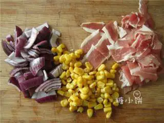 烟熏风味BBQ烤鸡肉披萨,洋葱(1/2)和培根(50g)都切成小片。