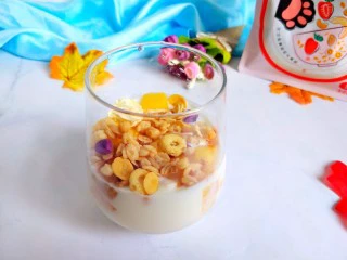 夏日低脂消暑甜品:果麦脆酸奶杯,准备一个漂亮的玻璃杯，倒入水果，酸奶，再倒入果麦脆。
