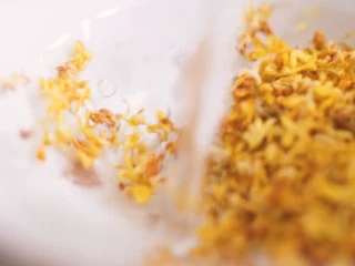 【酸梅汤】最正宗的古法酸梅汤,是烟熏味的,少量温水冲泡干桂花;