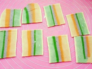 彩虹馄饨(宝宝超爱吃),切成方形的馄饨皮。