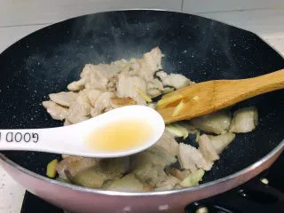 下饭菜之青椒炒肉片,翻炒片刻加入一勺料酒
