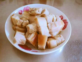 红烧肉,懒办法却更好吃~,.然后切成麻将大小的块。 可能还有人问:为什么不先切好在过水? 我觉得先切好的在过水,肉皮受热回缩,肉不见方,影响美观!
