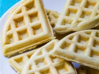 中东风味鸡肉华夫饼,在华夫饼机上喷上适量防粘喷雾,倒入一半量的面糊,加热到华夫饼呈现金棕色,大约7-8分钟;重复这个步骤,用完所有的面糊,做好的华夫饼注意保温。