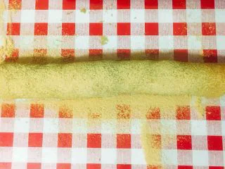 北京小吃·驴打滚,卷好后在上面筛多一层黄豆粉。 切块，装盘即可食用。