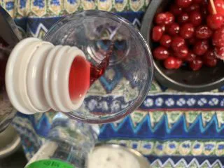 粉红夏日饮品,放蔓越梅汁