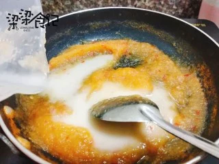 夏日减肥优选—风味猪肉沙拉,熬煮至收汁后，倒入芡粉，慢慢搅拌
