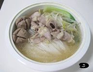 周末美食 自制东南亚特色街头小吃——【火车头河粉】,放入糖、盐、鸡精和少许鱼露，浇入热汤。