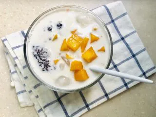 芒果黑米椰奶西米露,港式经典甜点在家即可享受。