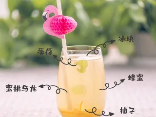 9款清爽又解渴的蜜桃乌龙茶冰饮，越喝越上瘾！,1.蜂蜜柚子蜜桃乌龙  [食材]  蜜桃乌龙茶包  蜂蜜 柚子酱  冰块 在杯中倒入蜂蜜和柚子酱，再倒入冲泡好的蜜桃乌龙茶，加入冰块搅拌均匀~